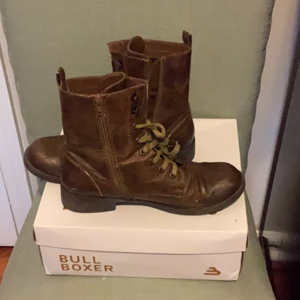 Women’s Bull Boxer combat boots Size 10